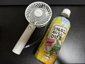 ハンディファンとペットボトルの大きさの比較