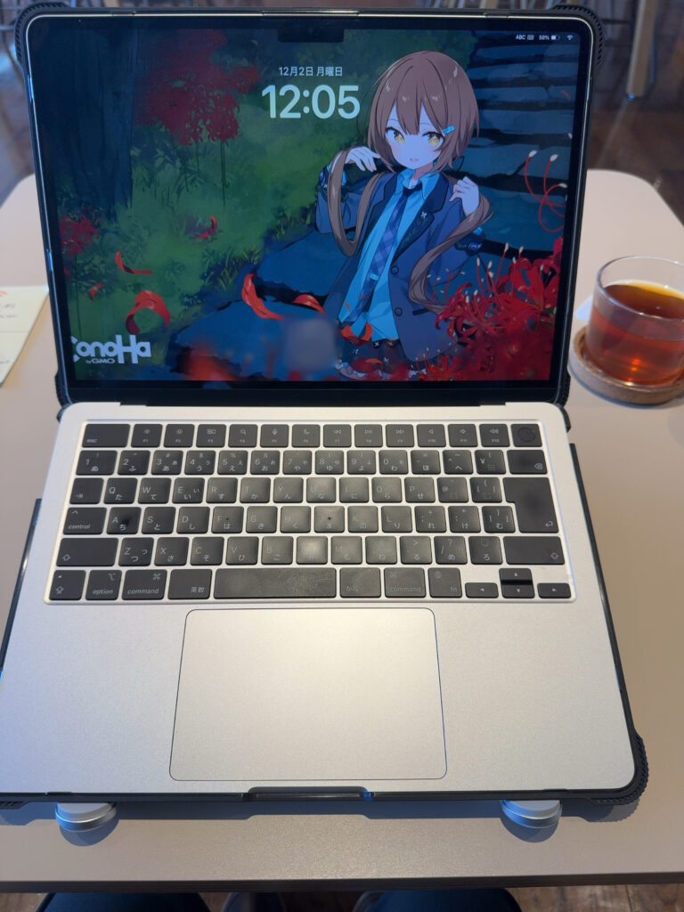 スタンドに乗せたMacBook Air